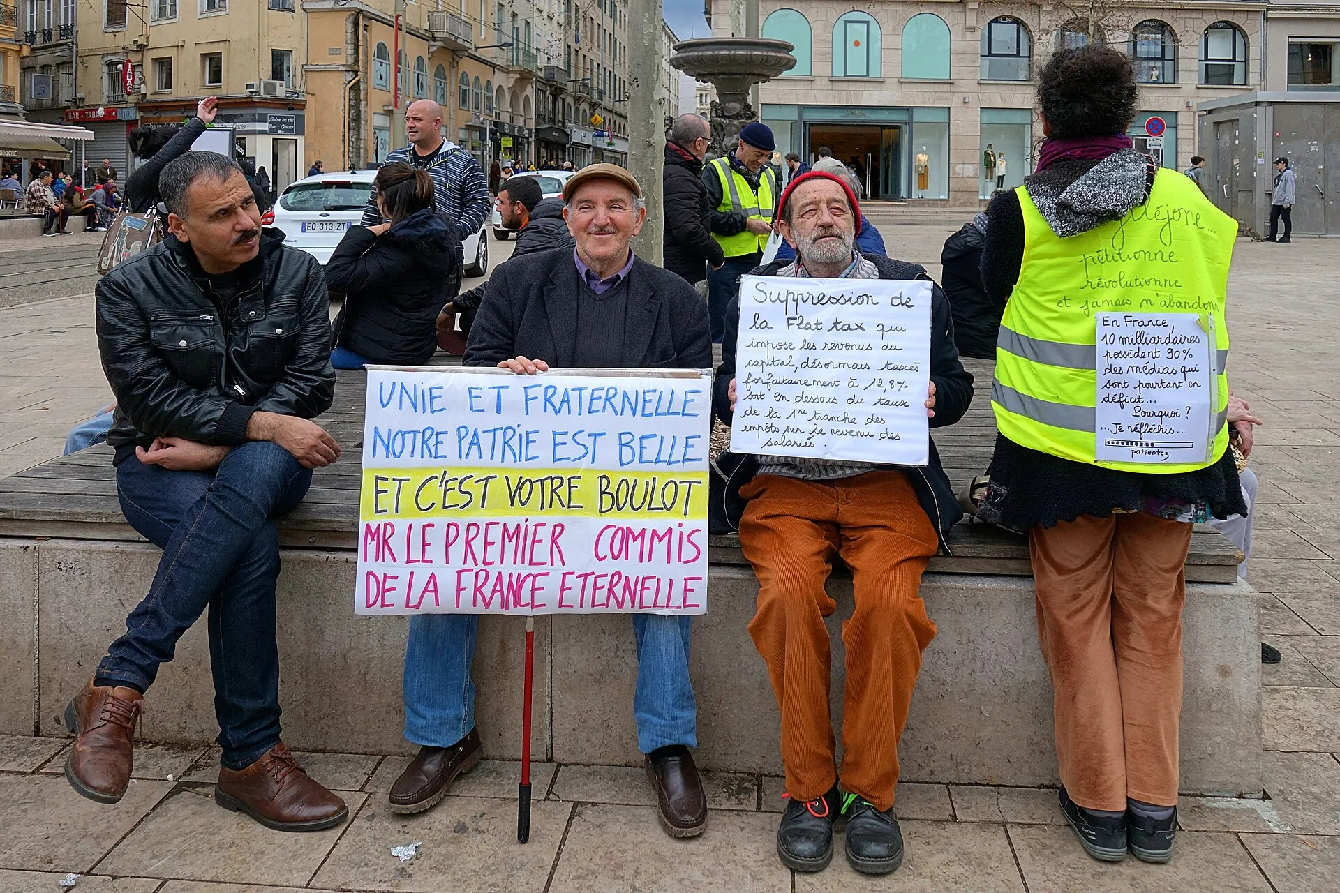 Des manifestants portant un gilet jaune lors d'un rassemblement en France