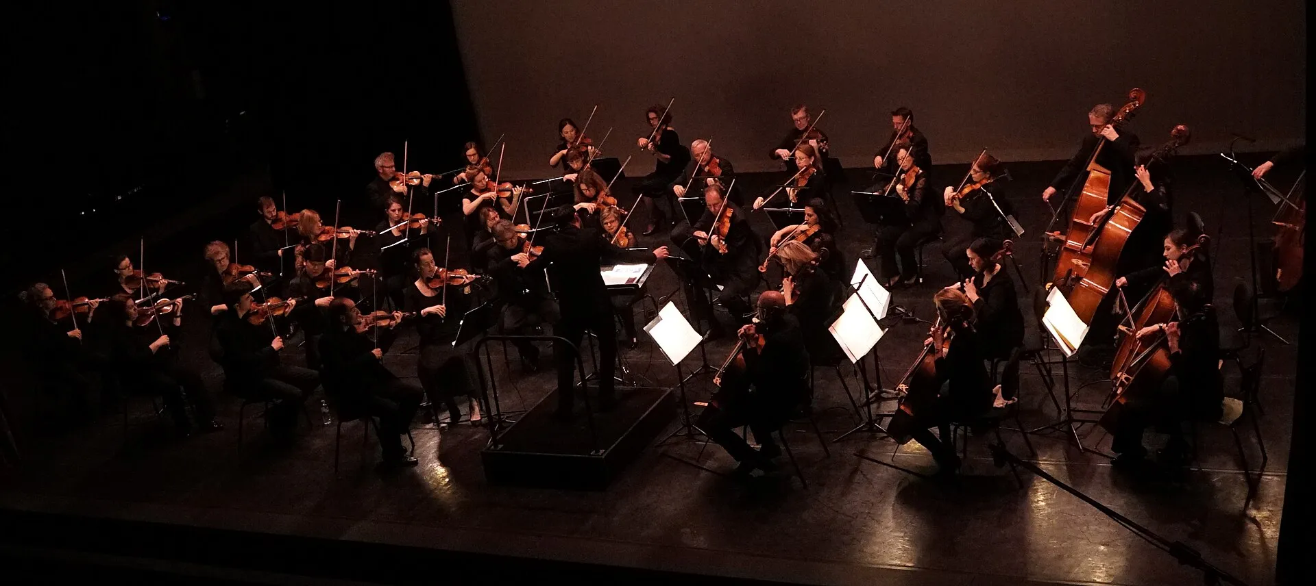 Un orchestre symphonique en répétition