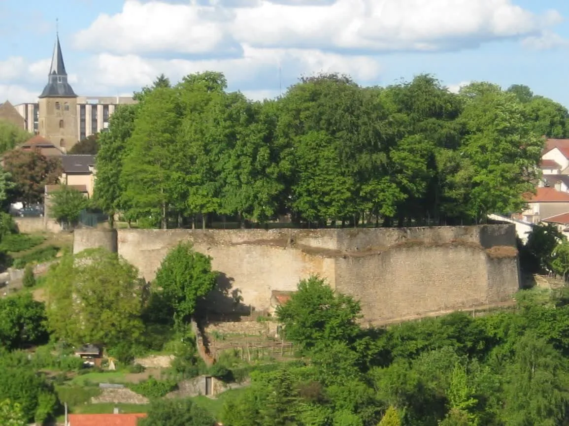Les remparts de Briey, dans la ville haute où le complexe sportif et de loisirs doit sortir de terre