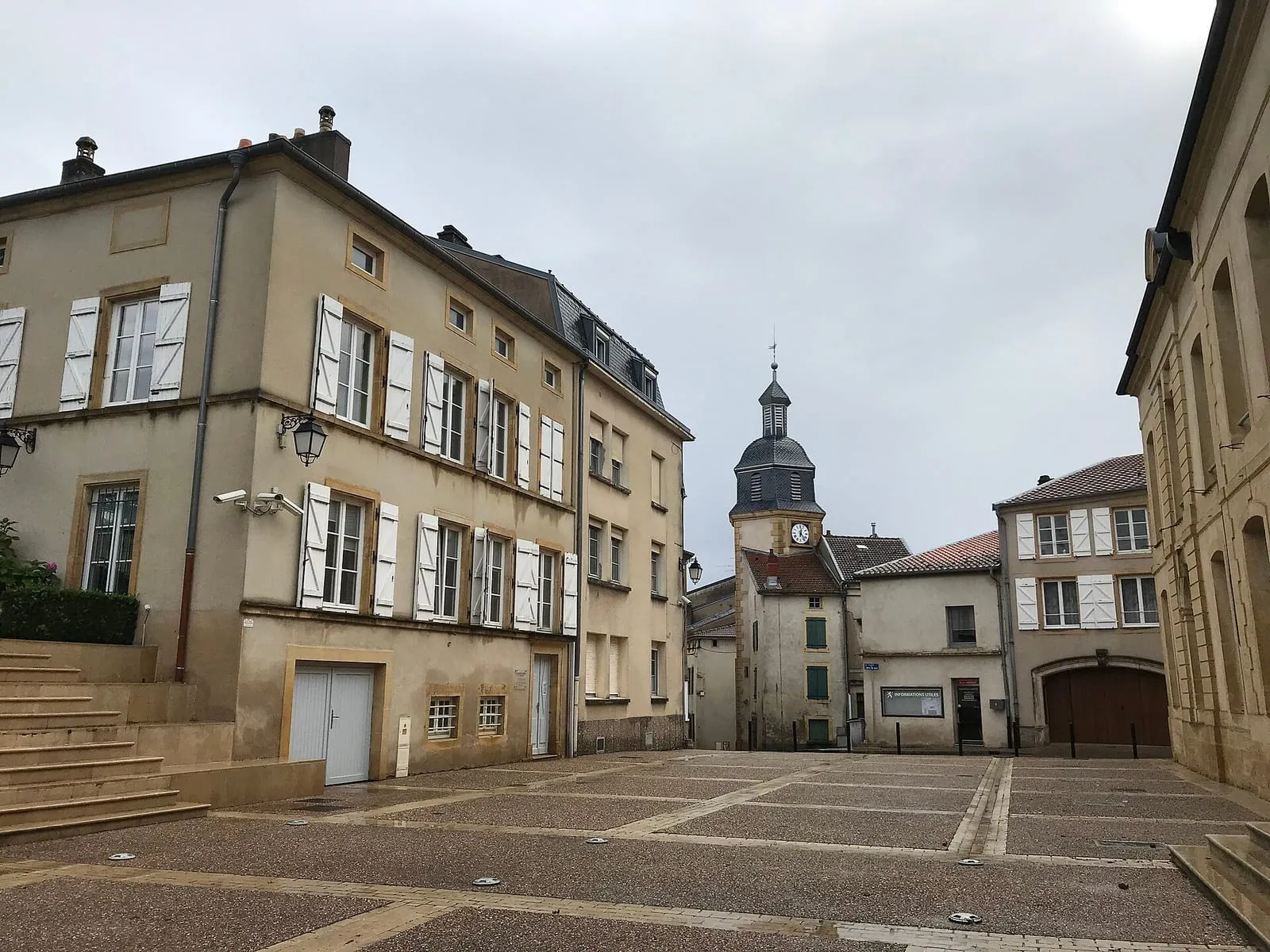 La place de l'Hôtel de Ville, où se trouve la mairie de Val de Briey