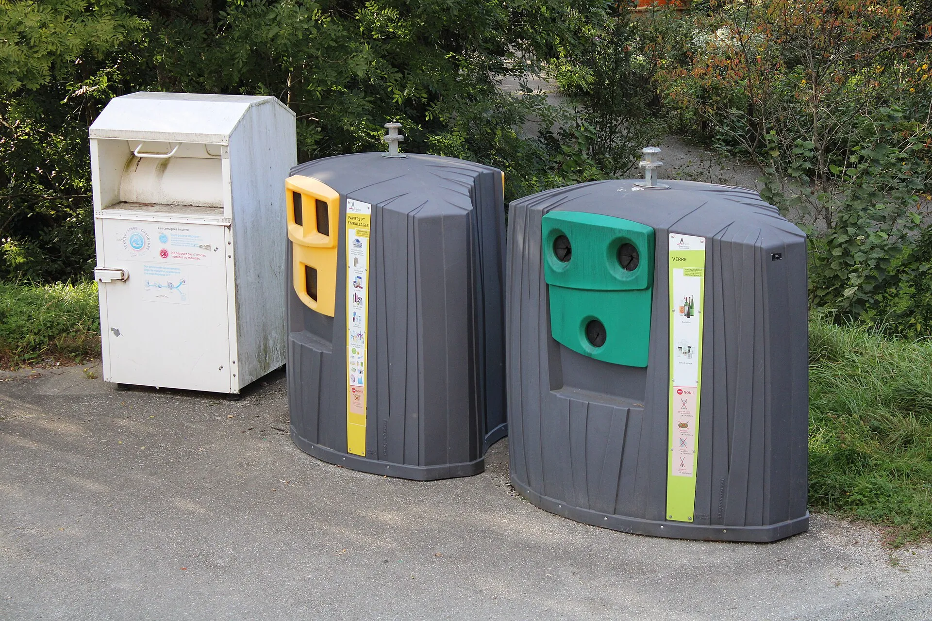 Des bacs de tri sélectif en apport volontaire, image d'illustration