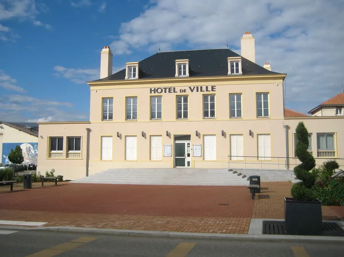 La mairie de Jarny, où le peloton de la Mirabelle Classic s'élancera samedi