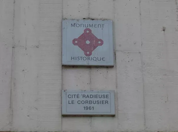 Plaque commémorative de la Cité radieuse de Le Corbusier à Briey