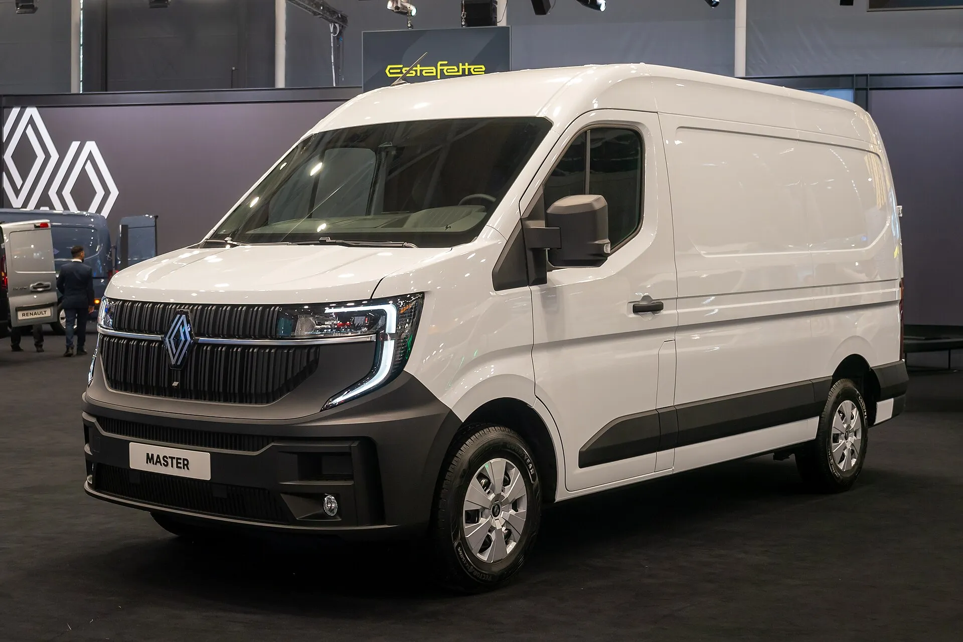 Un Renault Master blanc exposé sur un stand de salon