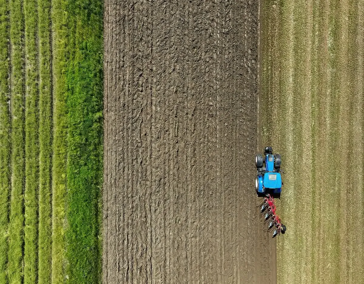 Un tracteur agricole dans un champ